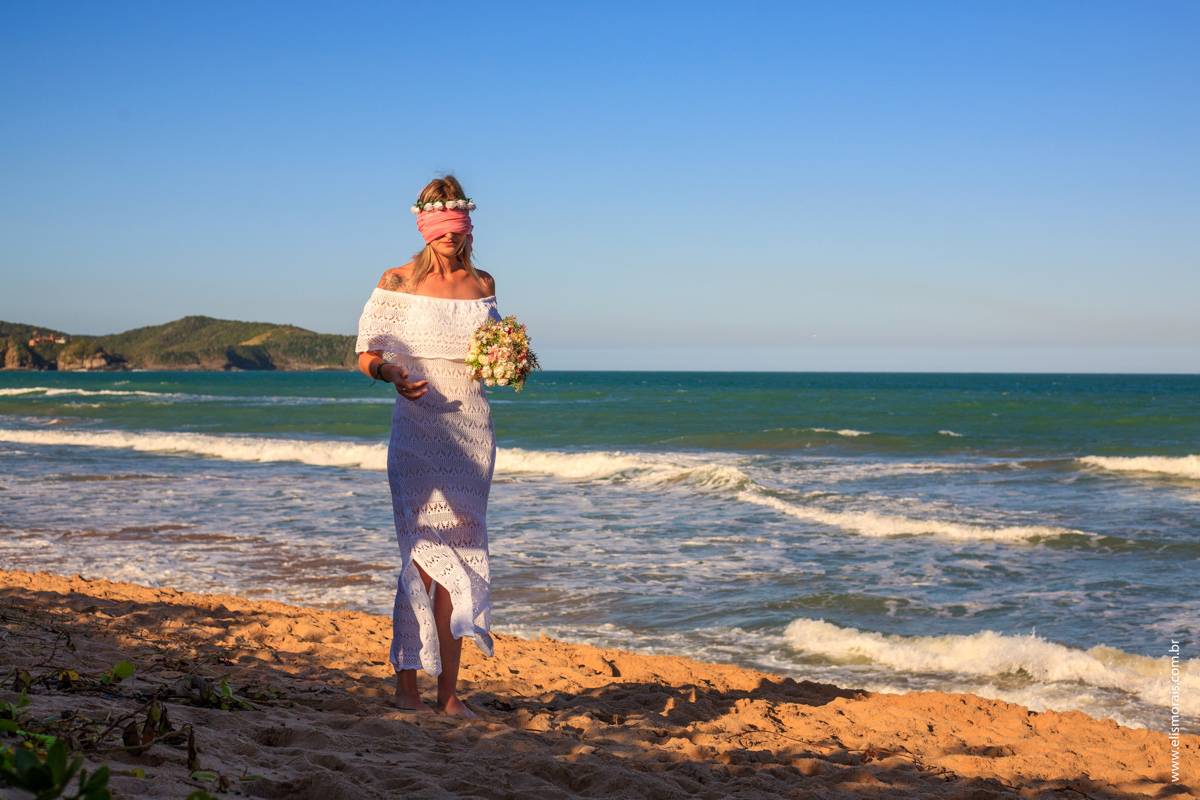 foto da noiva em Elopement Wedding na praia de tucuns em búzios no rio de janeiro