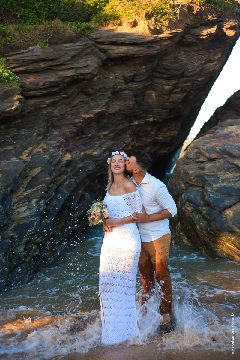Foto dos Noivos em Elopement Wedding na praia de tucuns em búzios no rio de janeiro