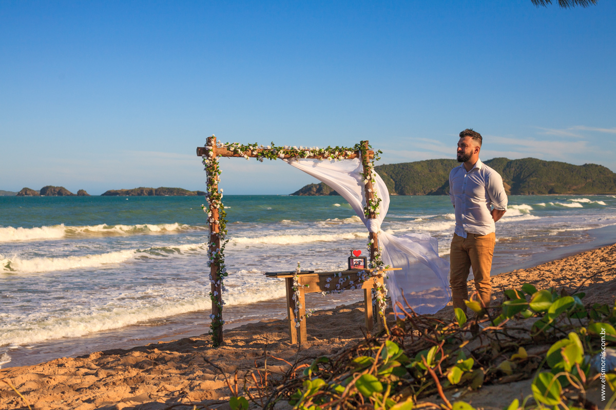 foto do noivo em Elopement Wedding na praia de tucuns em búzios no rio de janeiro