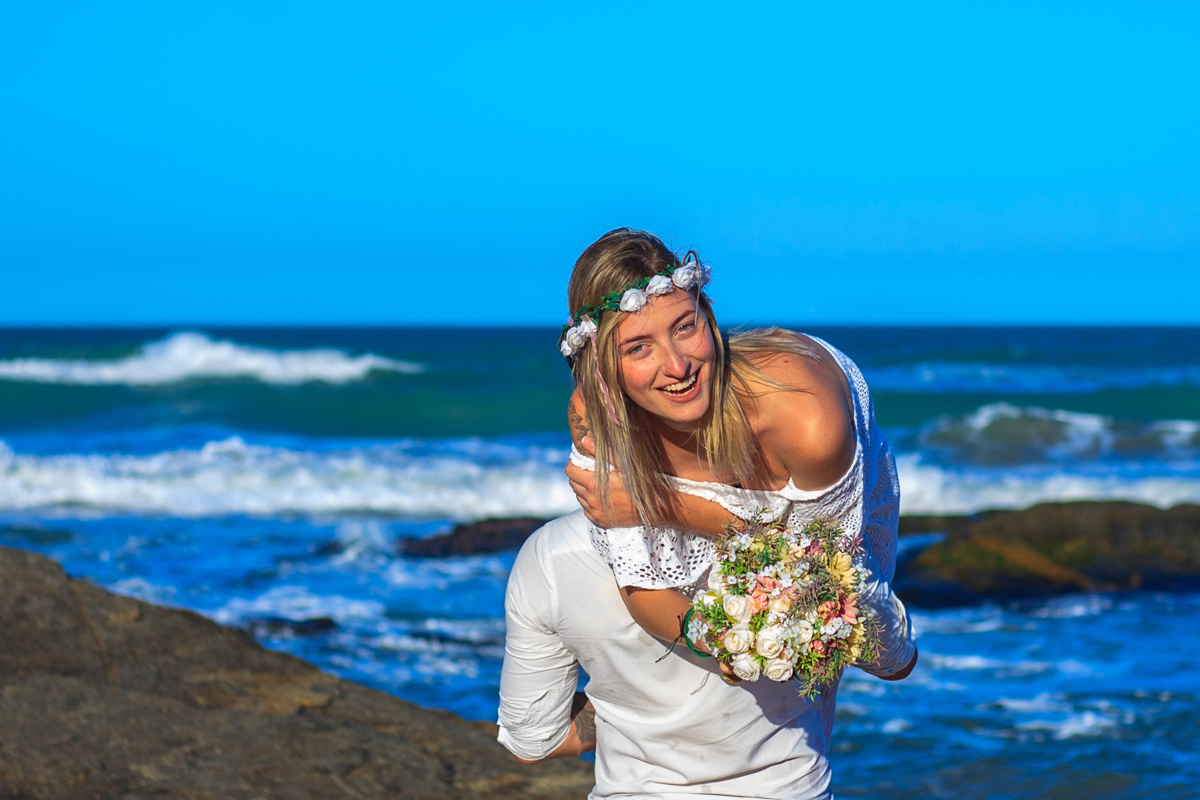 Foto dos Noivos em Elopement Wedding na praia de tucuns em búzios no rio de janeiro
