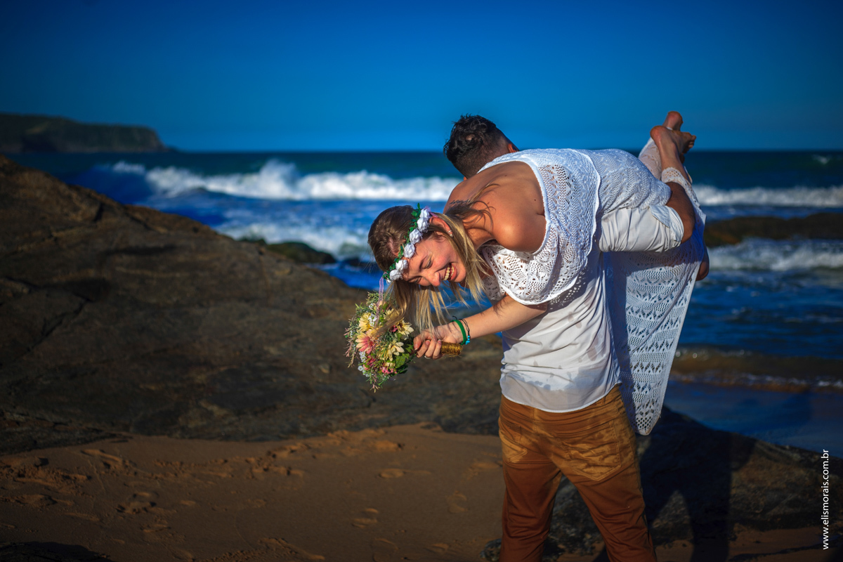 Foto dos Noivos em Elopement Wedding na praia de tucuns em búzios no rio de janeiro