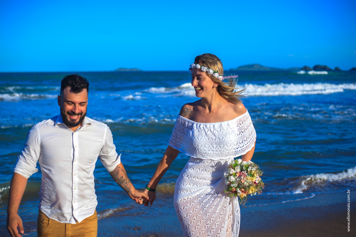 Foto dos Noivos em Elopement Wedding na praia de tucuns em búzios no rio de janeiro