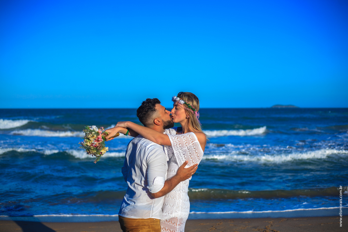 Foto dos Noivos em Elopement Wedding na praia de tucuns em búzios no rio de janeiro