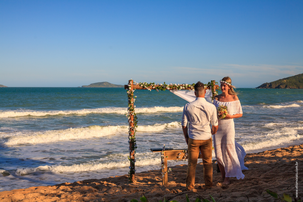 Foto dos Noivos em Elopement Wedding na praia de tucuns em búzios no rio de janeiro