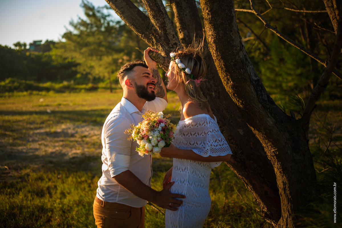Foto dos Noivos em Elopement Wedding na praia de tucuns em búzios no rio de janeiro
