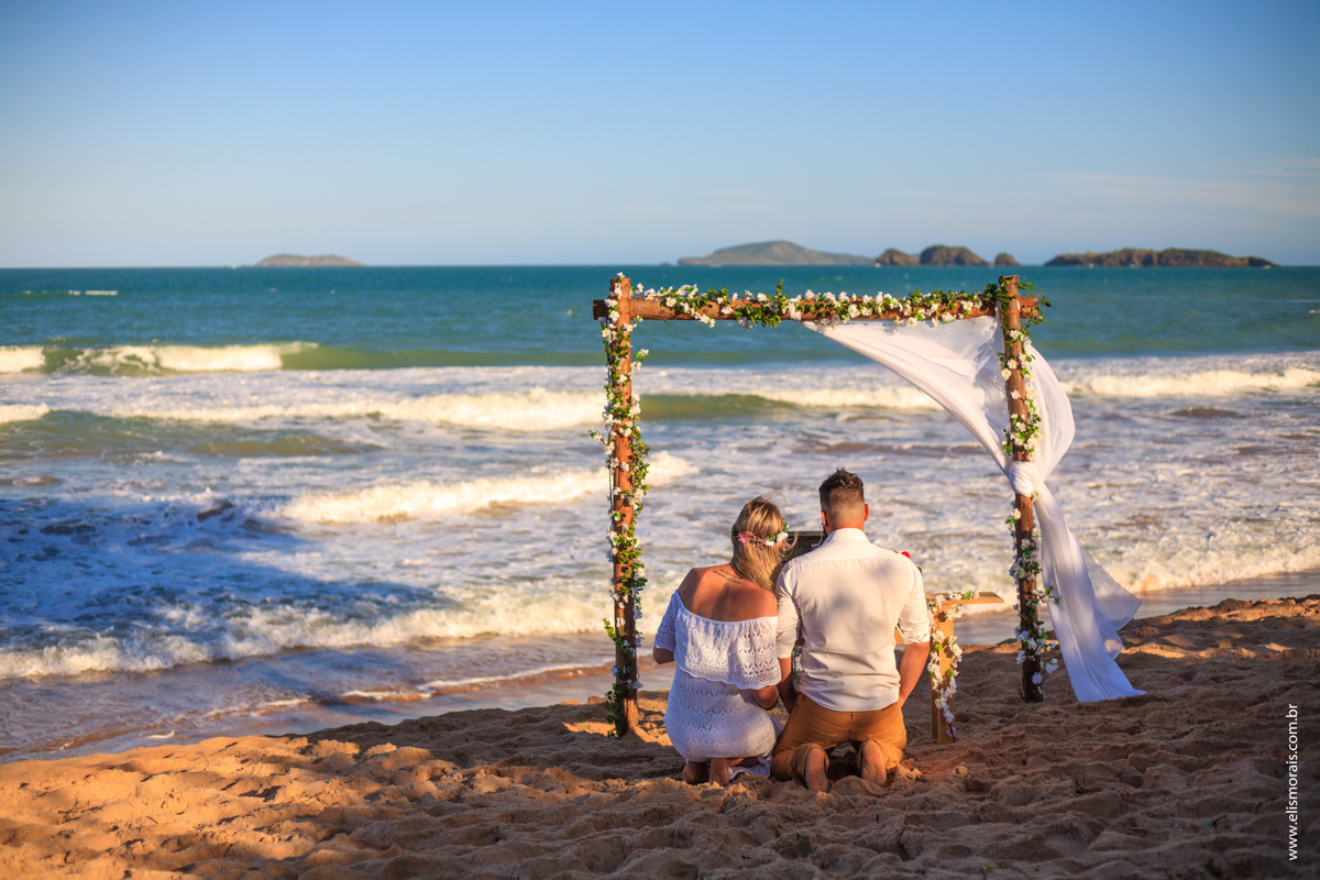 Foto dos Noivos em Elopement Wedding na praia de tucuns em búzios no rio de janeiro