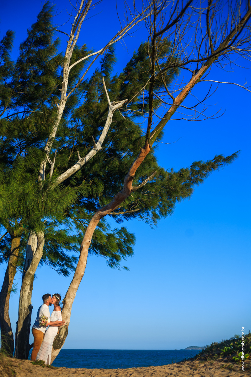 Foto dos Noivos em Elopement Wedding na praia de tucuns em búzios no rio de janeiro