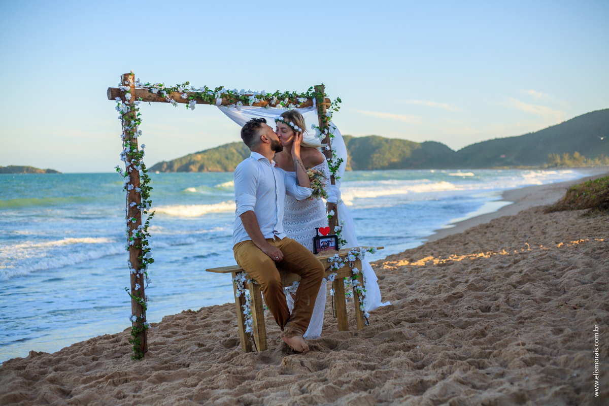 Foto dos Noivos em Elopement Wedding na praia de tucuns em búzios no rio de janeiro