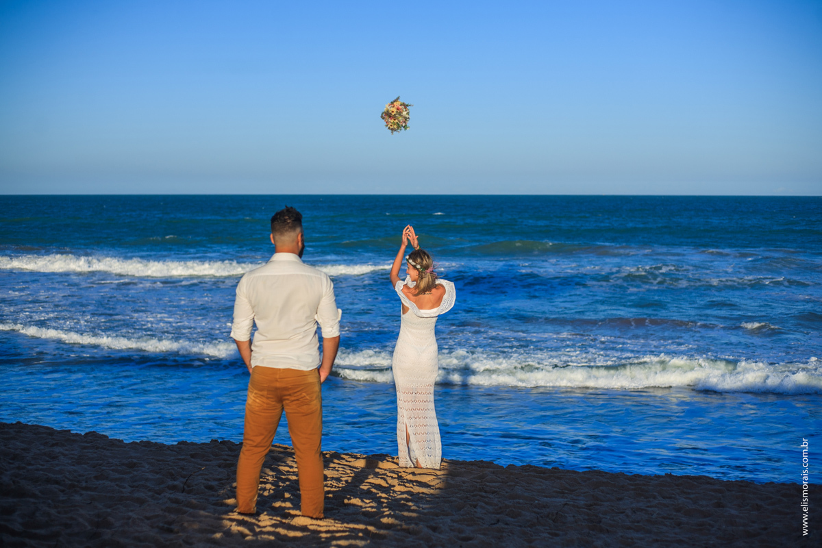 Foto dos Noivos em Elopement Wedding na praia de tucuns em búzios no rio de janeiro