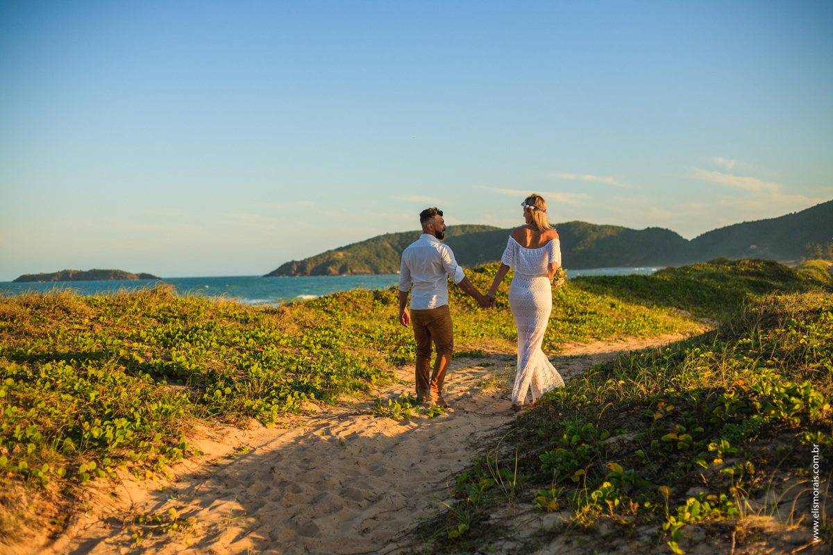 Foto dos Noivos em Elopement Wedding na praia de tucuns em búzios no rio de janeiro