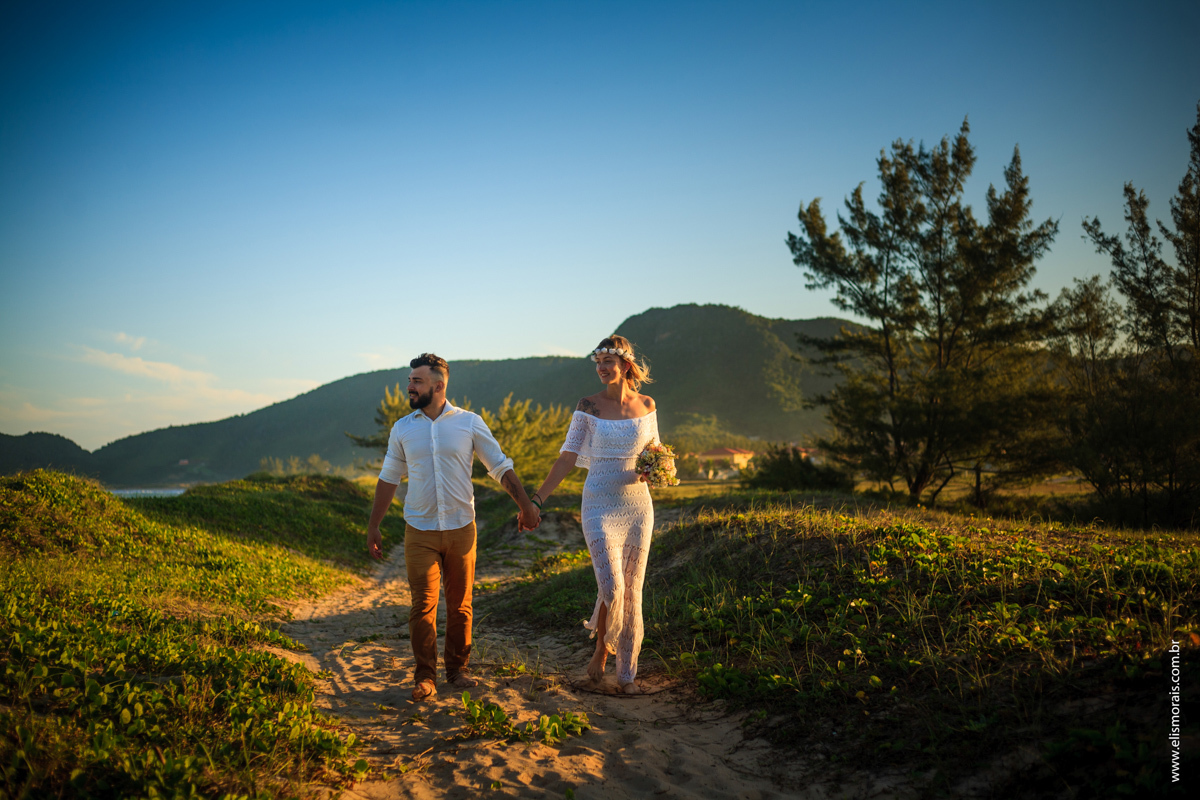 Foto dos Noivos em Elopement Wedding na praia de tucuns em búzios no rio de janeiro