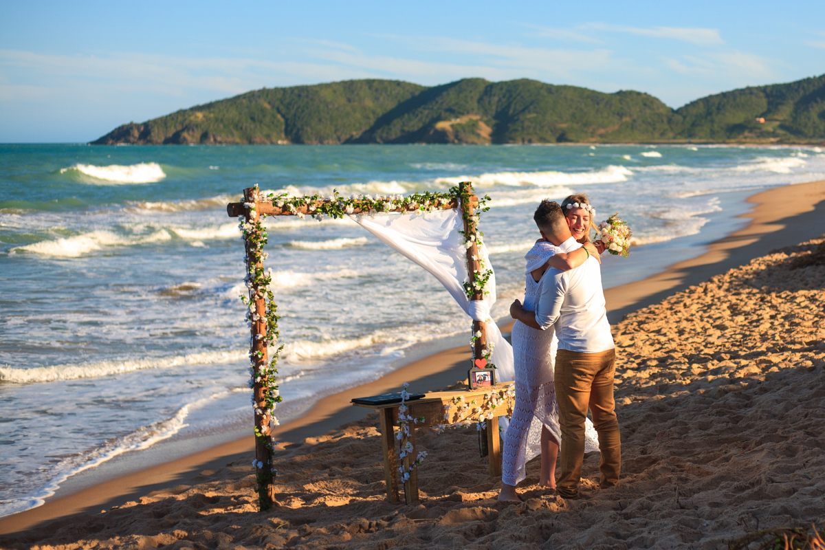 Foto dos Noivos em Elopement Wedding na praia de tucuns em búzios no rio de janeiro