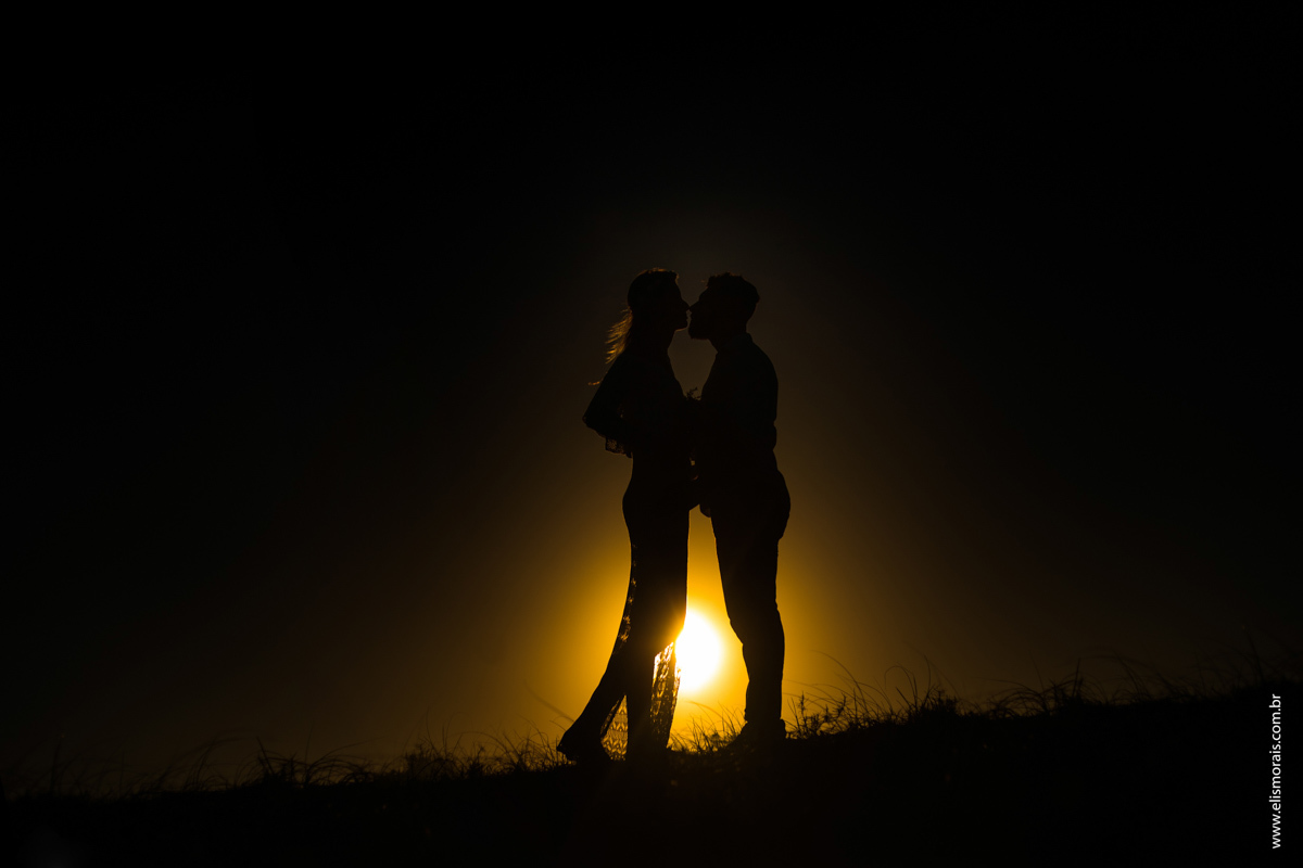 Foto dos Noivos em Elopement Wedding na praia de tucuns em búzios no rio de janeiro no pôr do sol