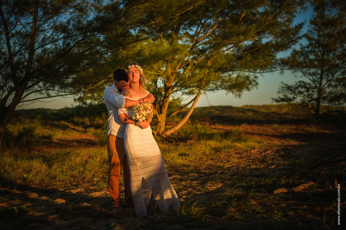 Foto dos Noivos em Elopement Wedding na praia de tucuns em búzios no rio de janeiro no pôr do sol