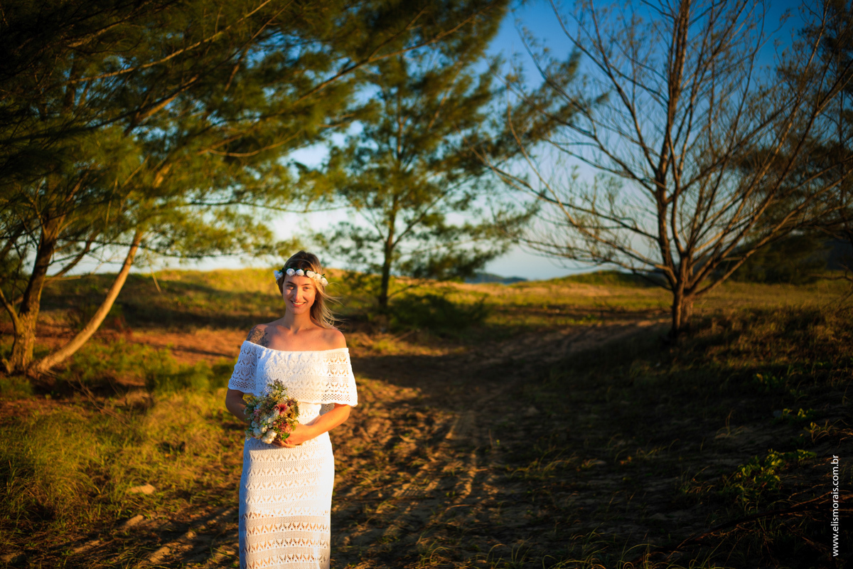Foto da Noiva em Elopement Wedding na praia de tucuns em búzios no rio de janeiro no pôr do sol