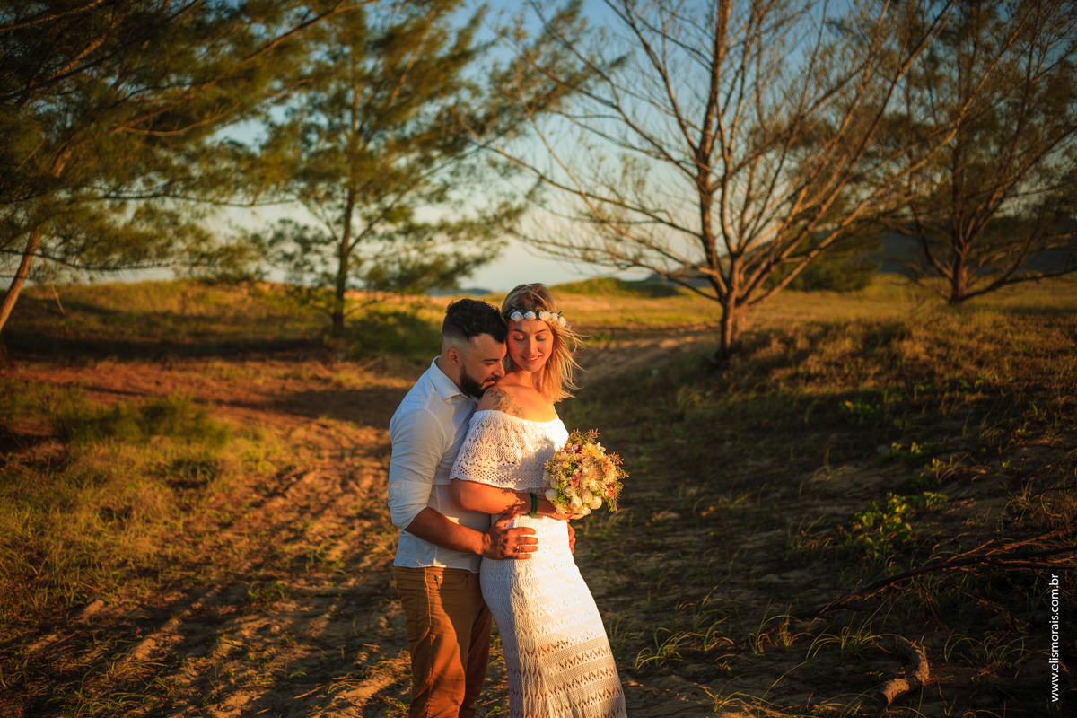 Foto dos Noivos em Elopement Wedding na praia de tucuns em búzios no rio de janeiro no pôr do sol
