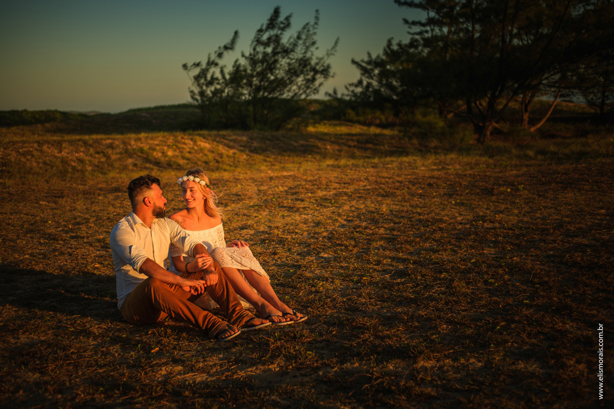 Foto dos Noivos em Elopement Wedding na praia de tucuns em búzios no rio de janeiro no pôr do sol