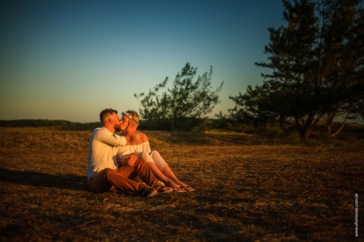Foto dos Noivos em Elopement Wedding na praia de tucuns em búzios no rio de janeiro no pôr do sol
