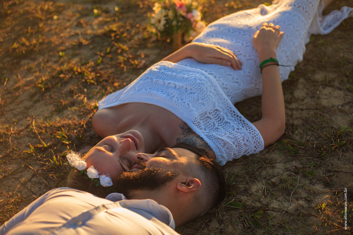 Foto dos Noivos em Elopement Wedding na praia de tucuns em búzios no rio de janeiro no pôr do sol