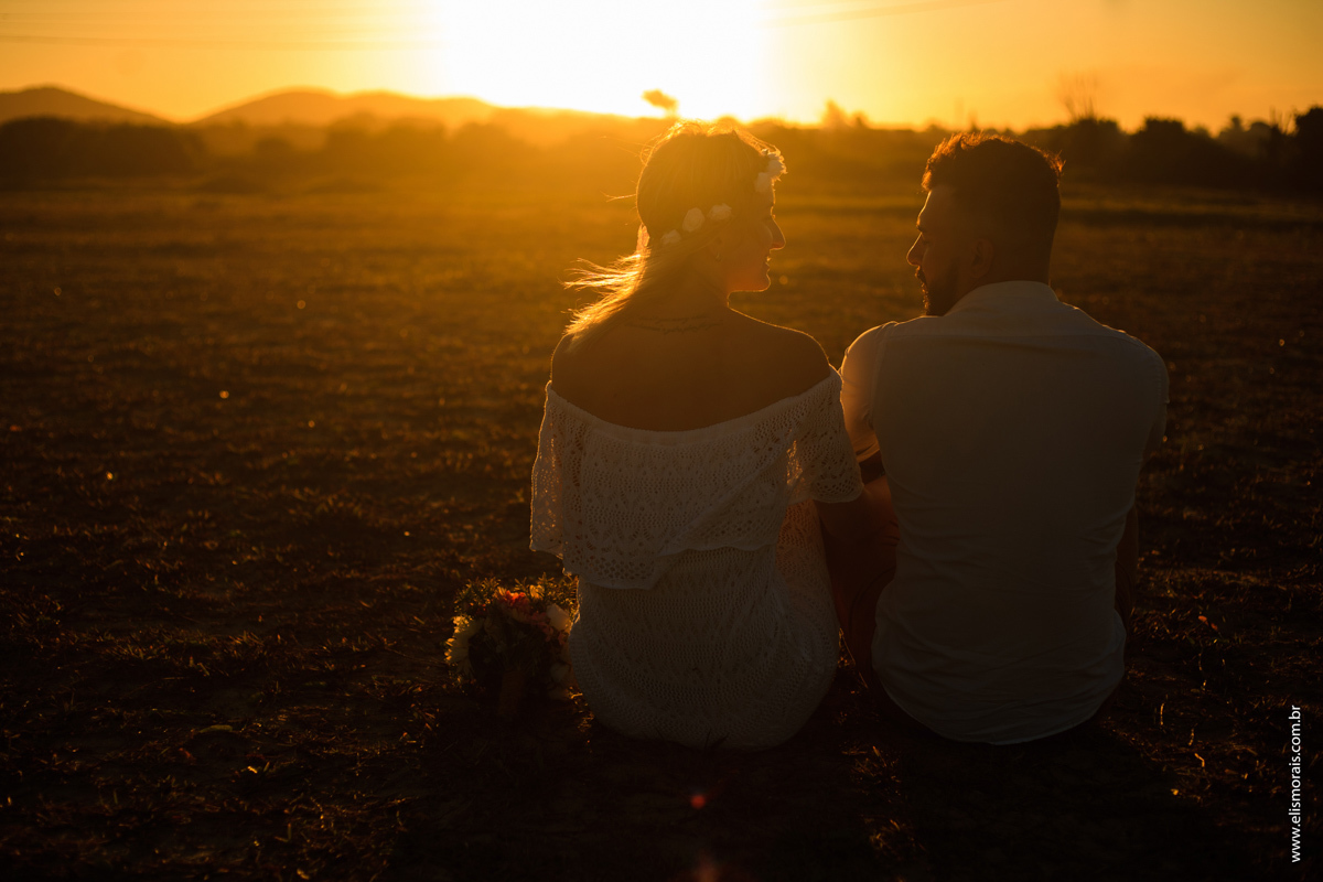 Foto dos Noivos em Elopement Wedding na praia de tucuns em búzios no rio de janeiro no pôr do sol