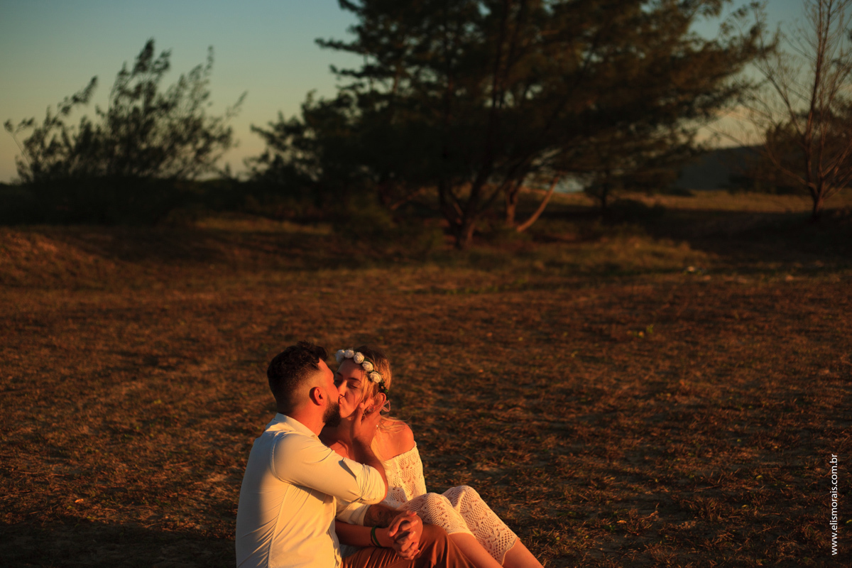 Foto dos Noivos em Elopement Wedding na praia de tucuns em búzios no rio de janeiro no pôr do sol