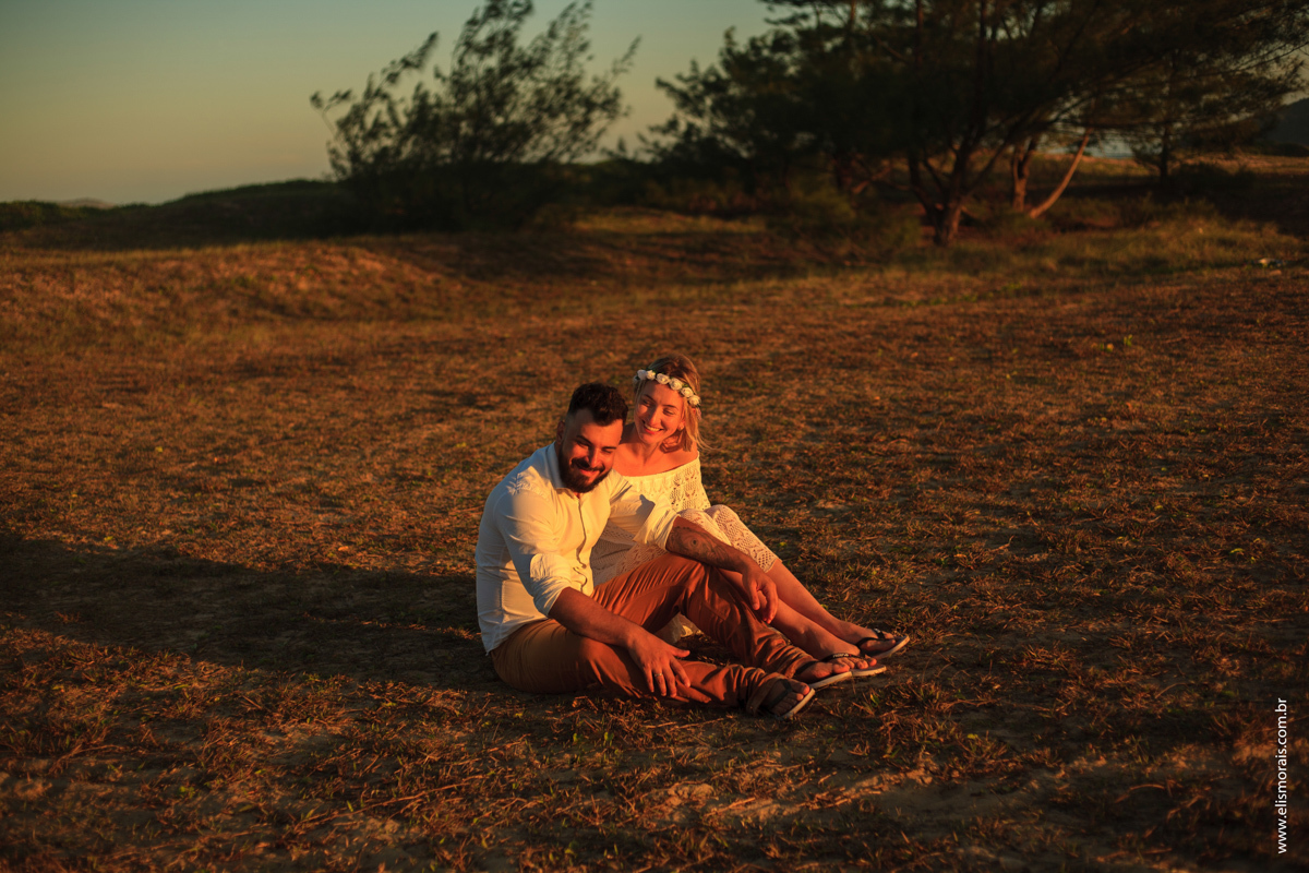 Foto dos Noivos em Elopement Wedding na praia de tucuns em búzios no rio de janeiro no pôr do sol