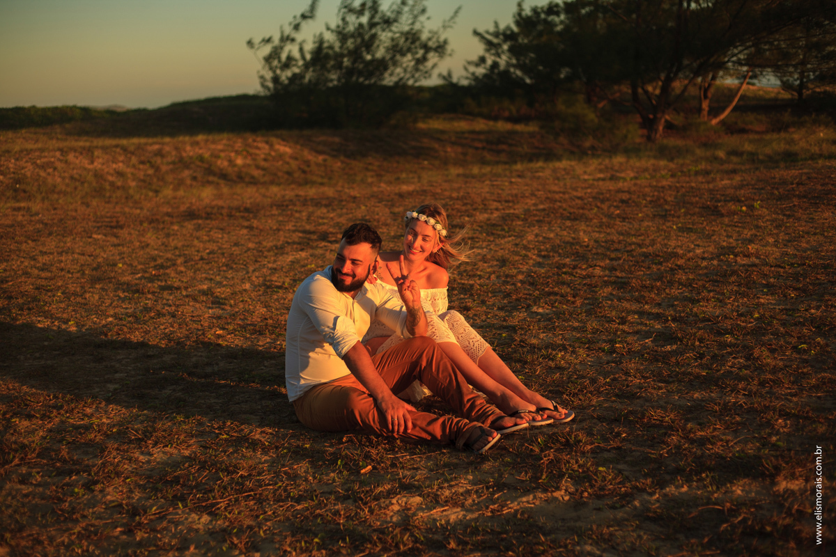 Foto dos Noivos em Elopement Wedding na praia de tucuns em búzios no rio de janeiro no pôr do sol