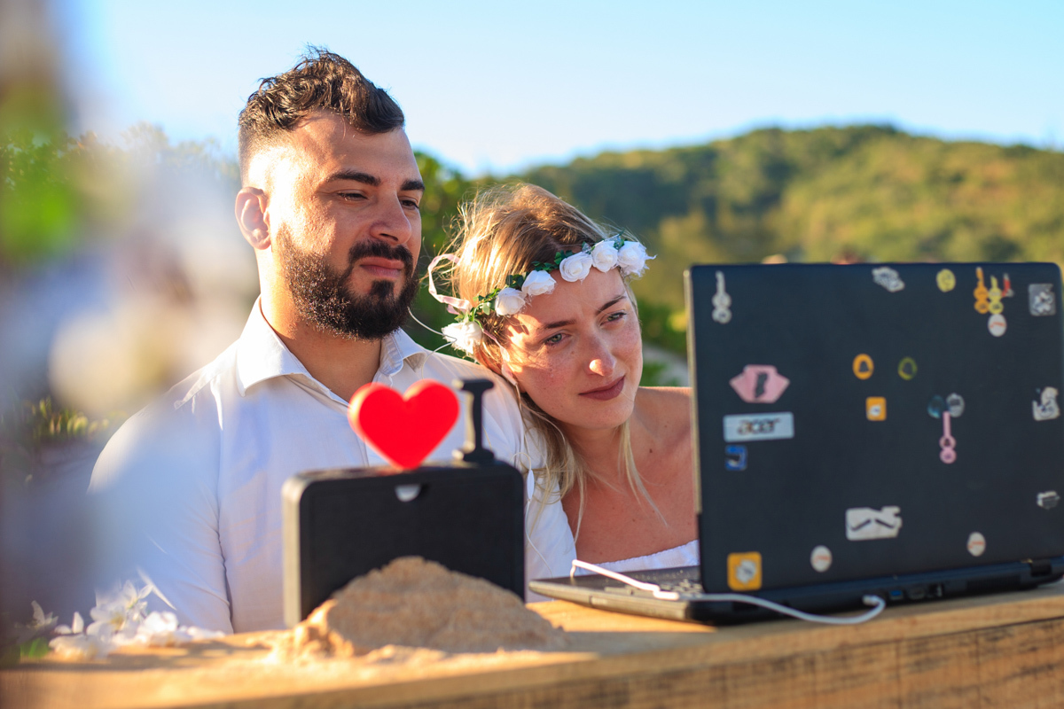 Foto dos Noivos em Elopement Wedding na praia de tucuns em búzios no rio de janeiro