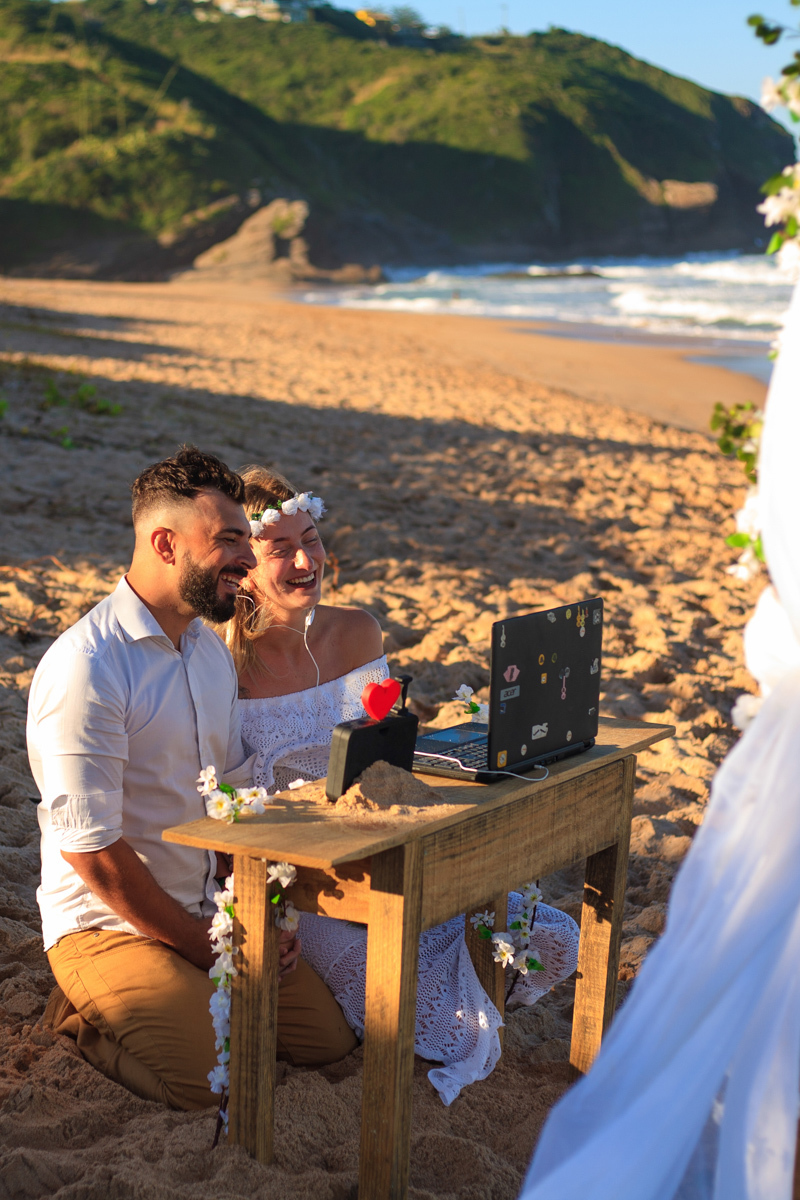 Foto dos Noivos em Elopement Wedding na praia de tucuns em búzios no rio de janeiro