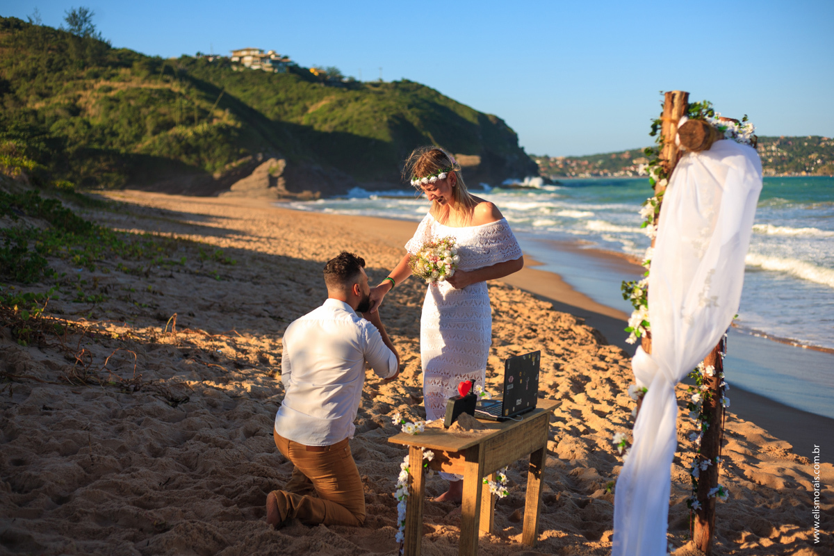 Foto dos Noivos em Elopement Wedding na praia de tucuns em búzios no rio de janeiro