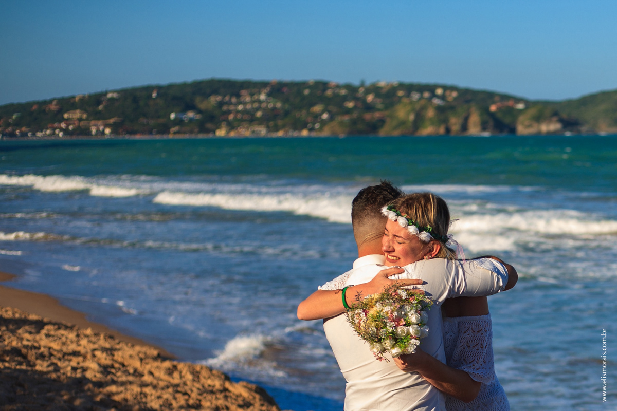 Foto dos Noivos em Elopement Wedding na praia de tucuns em búzios no rio de janeiro
