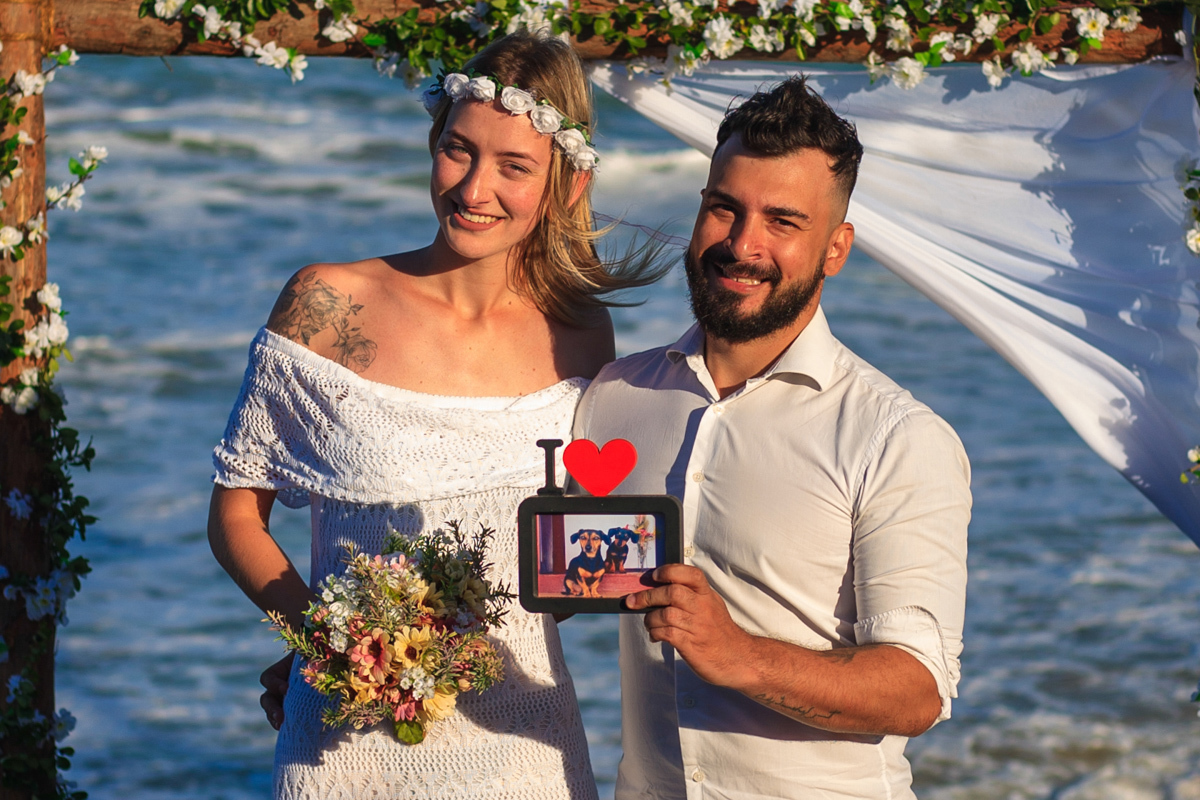 Foto dos Noivos em Elopement Wedding na praia de tucuns em búzios no rio de janeiro