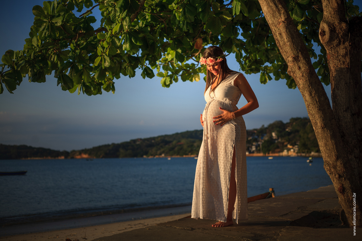 ensaio fotográfico de gestante no Porto da Barra na Praia de Manguinhos em búzios RJ