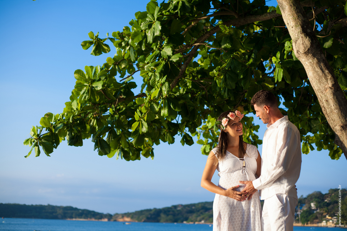 ensaio fotográfico de gestante no Porto da Barra na Praia de Manguinhos em búzios RJ