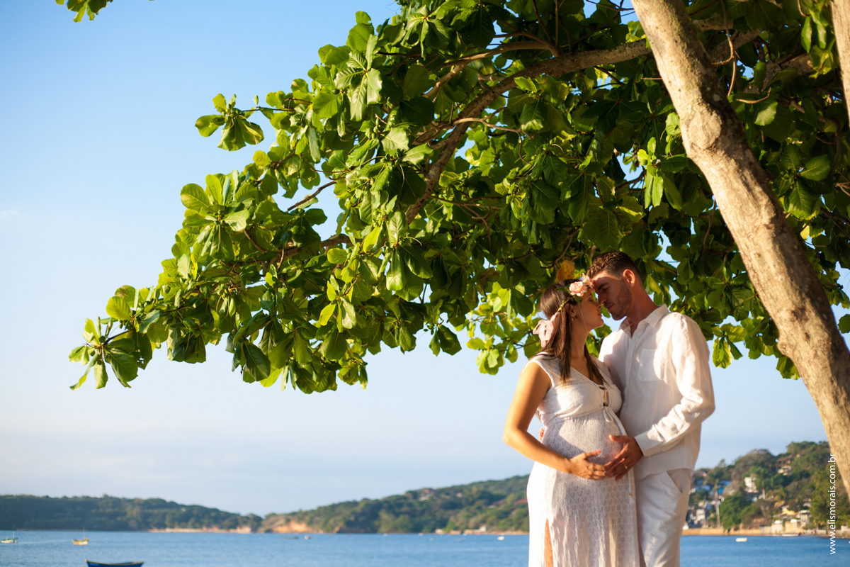 ensaio fotográfico de gestante no Porto da Barra na Praia de Manguinhos em búzios RJ