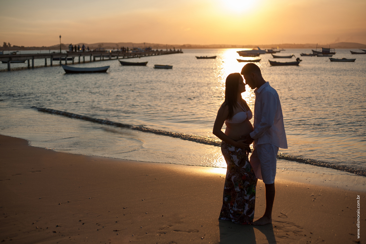 ensaio fotográfico de gestante no Porto da Barra na Praia de Manguinhos em búzios RJ