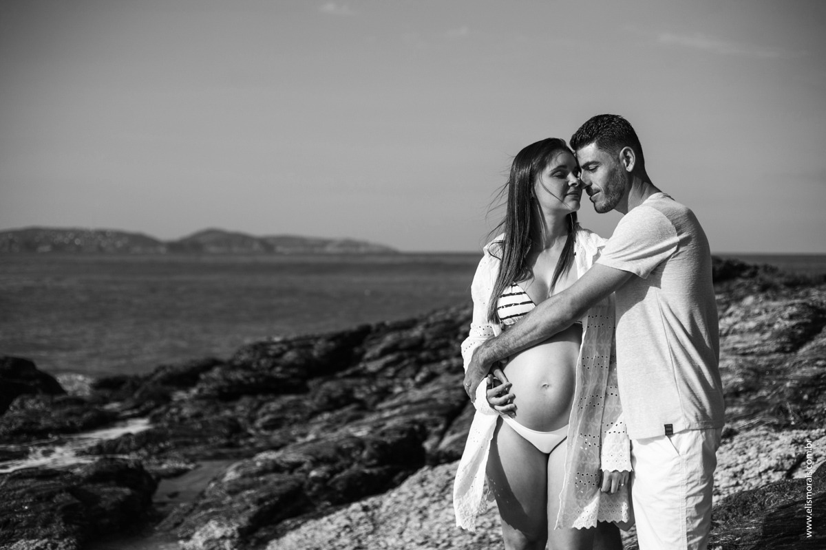 ensaio fotográfico de gestante na praia de tucuns em búzios RJ