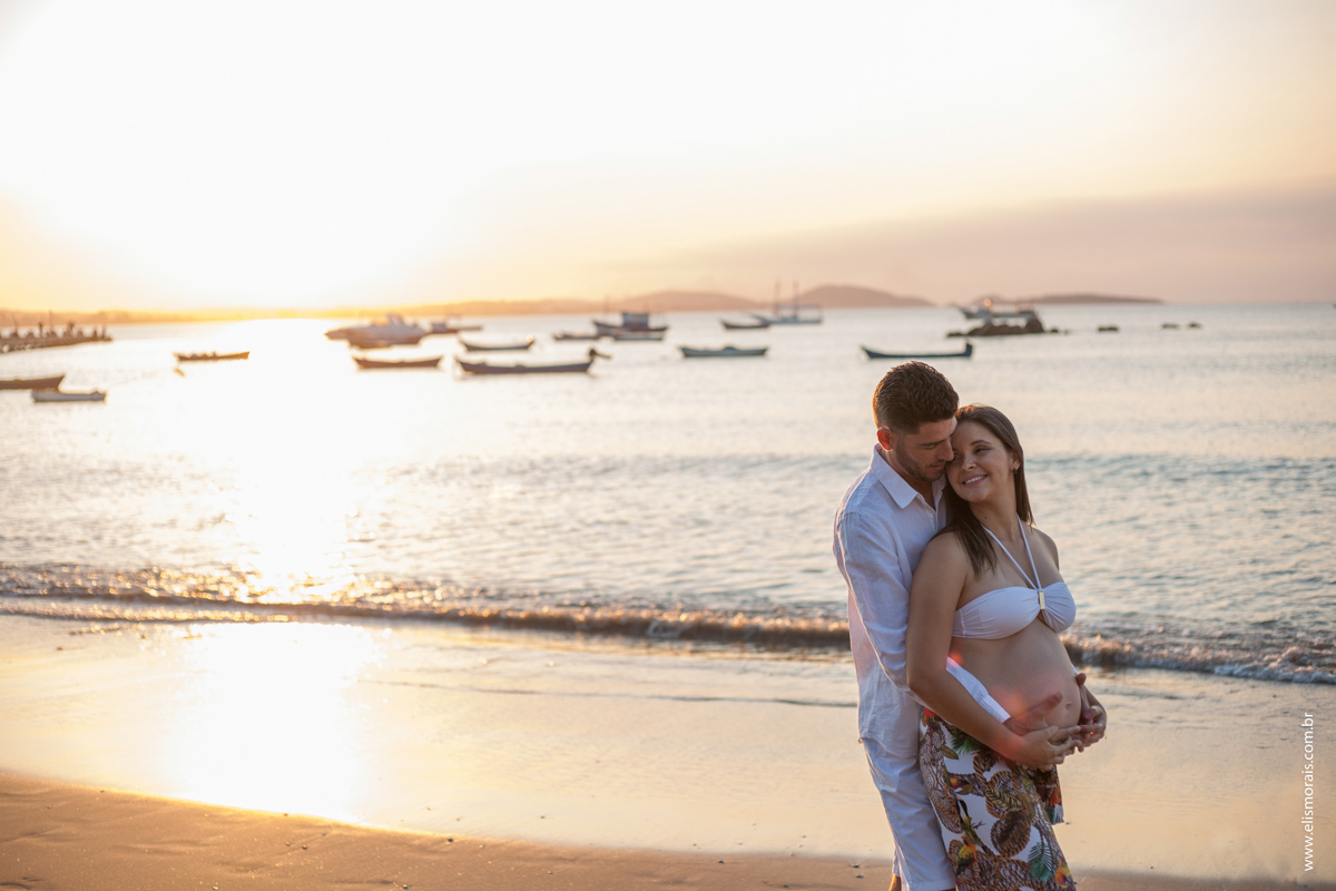 ensaio fotográfico de gestante no Porto da Barra na Praia de Manguinhos em búzios RJ