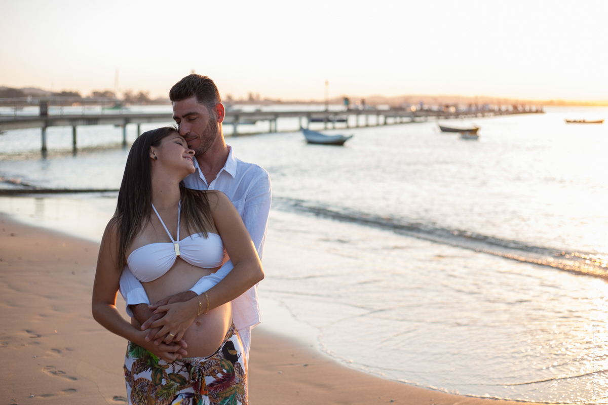 ensaio fotográfico de gestante no Porto da Barra na Praia de Manguinhos em búzios RJ