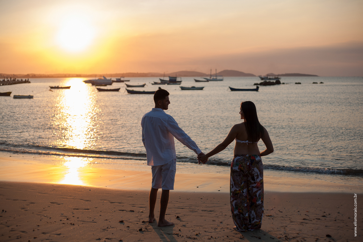 ensaio fotográfico de gestante no Porto da Barra na Praia de Manguinhos em búzios RJ