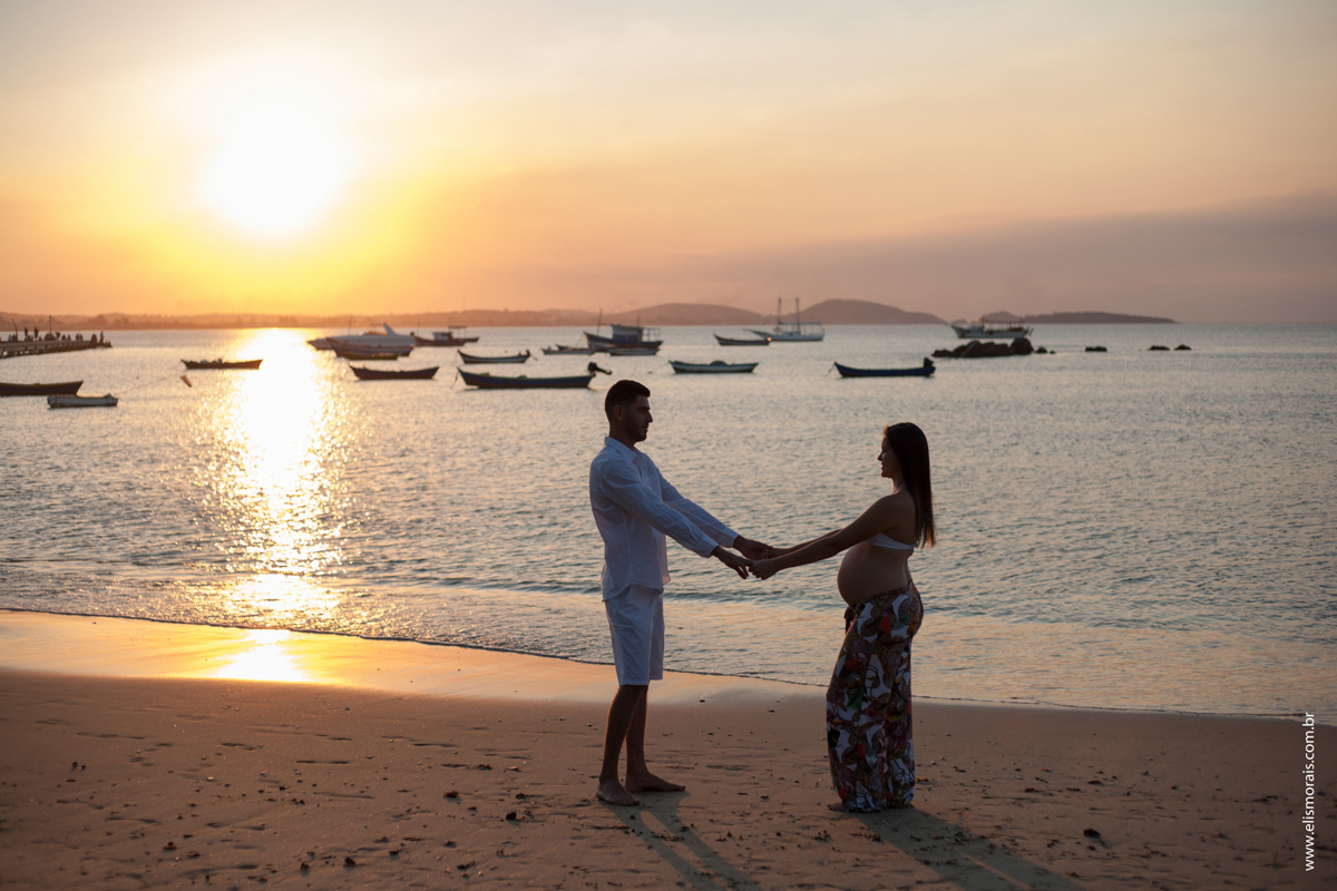 ensaio fotográfico de gestante no Porto da Barra na Praia de Manguinhos em búzios RJ