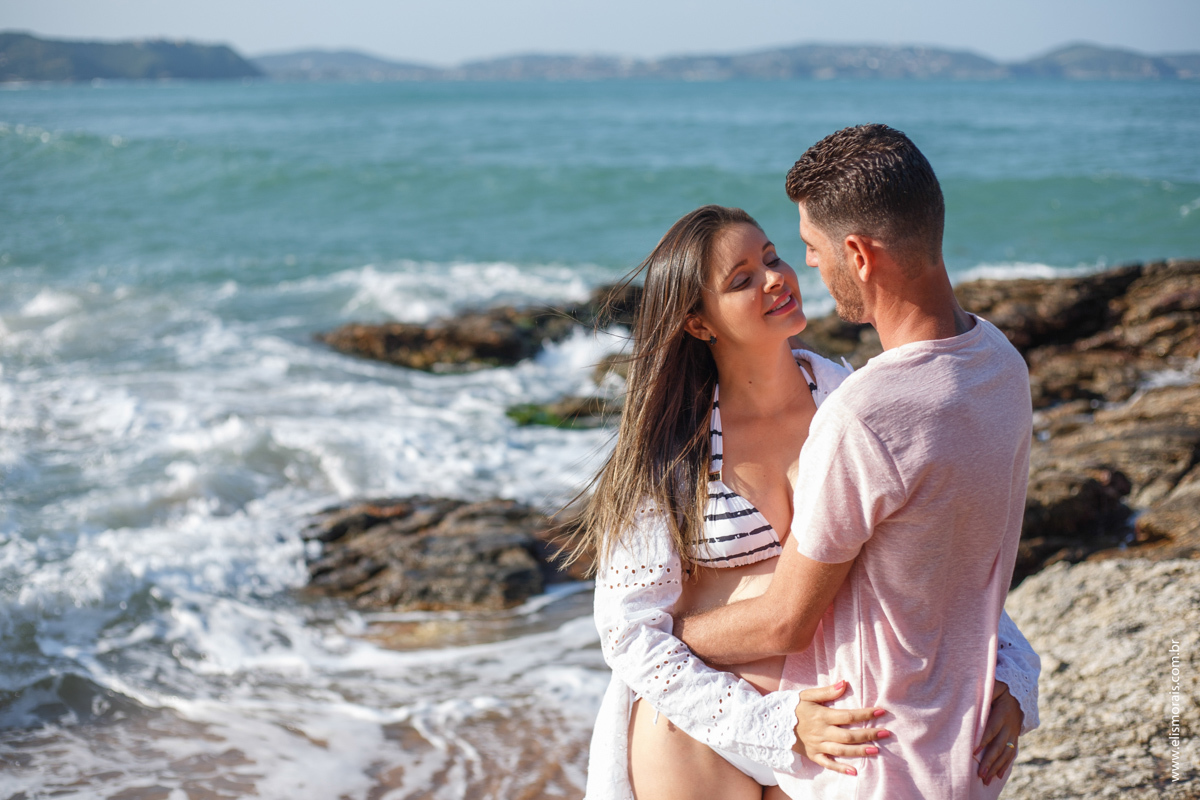 ensaio fotográfico de gestante na praia de tucuns em búzios RJ
