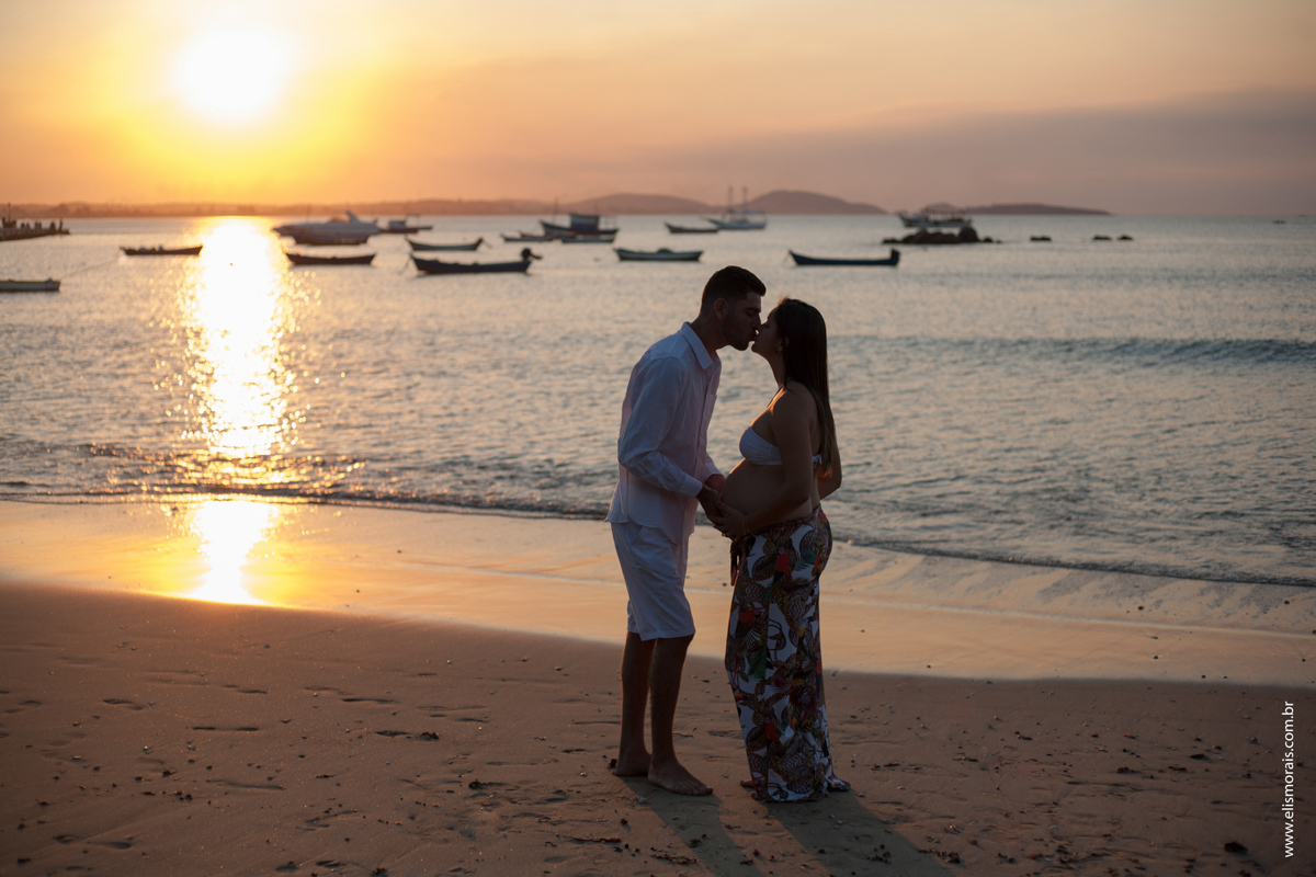 ensaio fotográfico de gestante no Porto da Barra na Praia de Manguinhos em búzios RJ