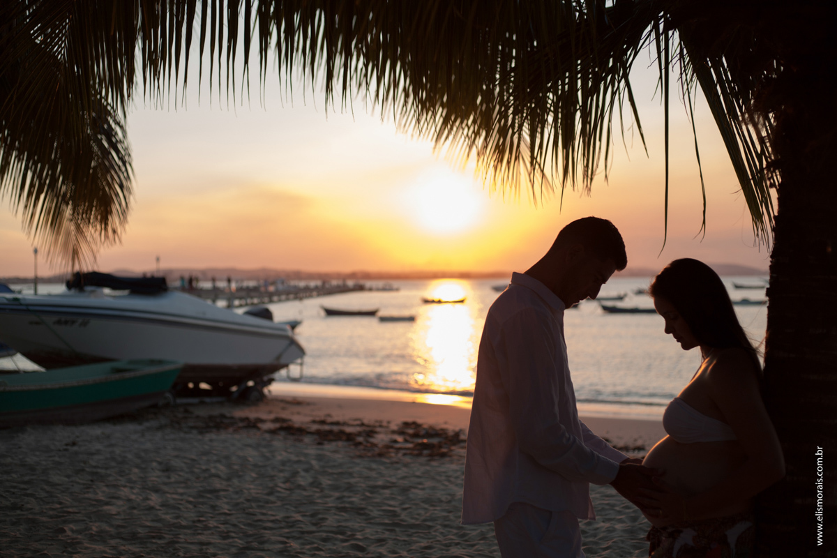 ensaio fotográfico de gestante no Porto da Barra na Praia de Manguinhos em búzios RJ