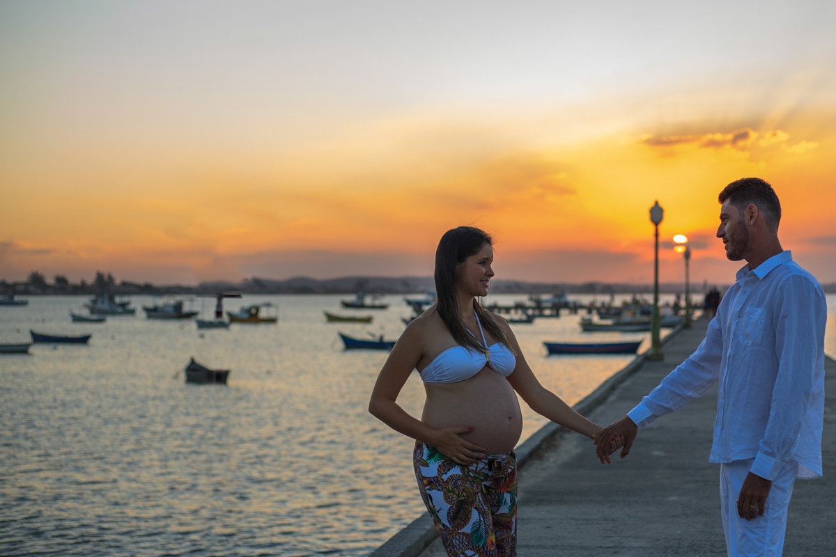 ensaio fotográfico de gestante no Porto da Barra na Praia de Manguinhos em búzios RJ