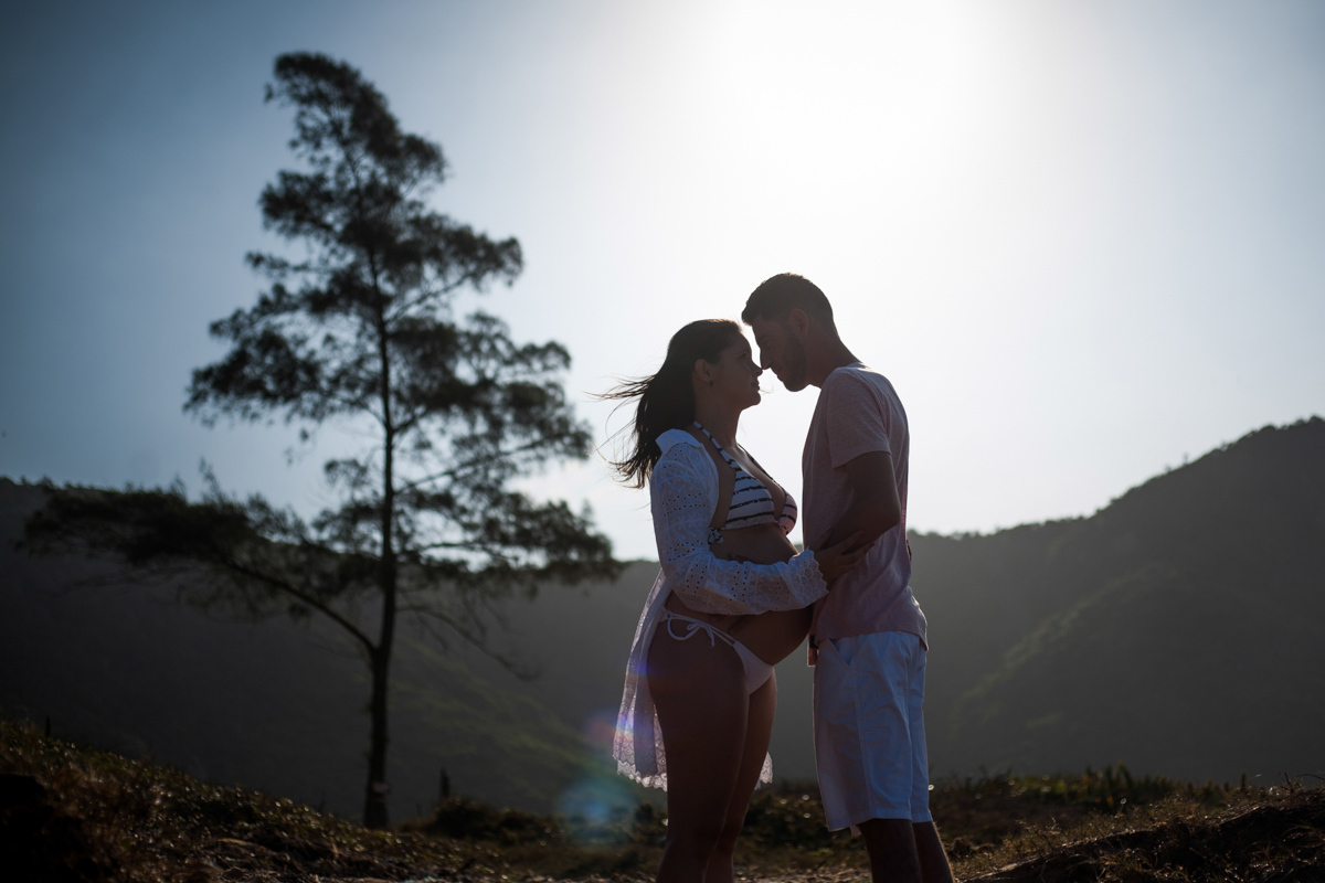 ensaio fotográfico de gestante na praia de tucuns em búzios RJ