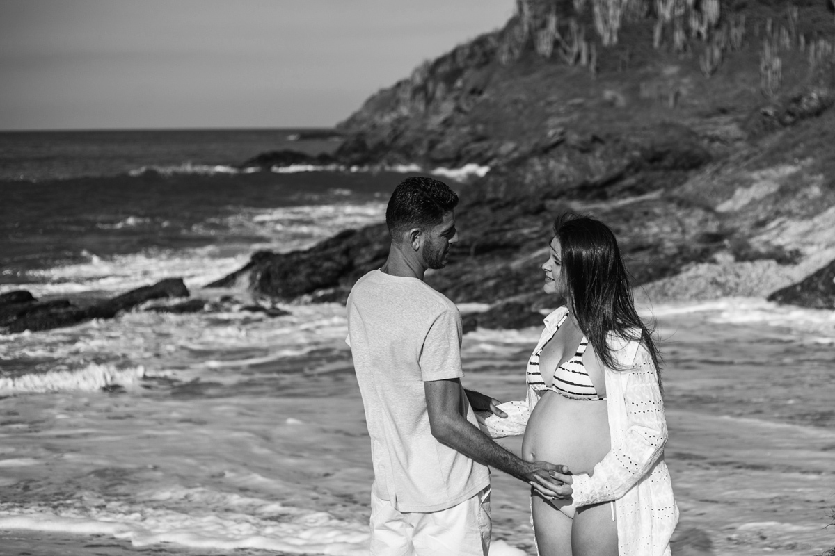 ensaio fotográfico de gestante na praia de tucuns em búzios RJ