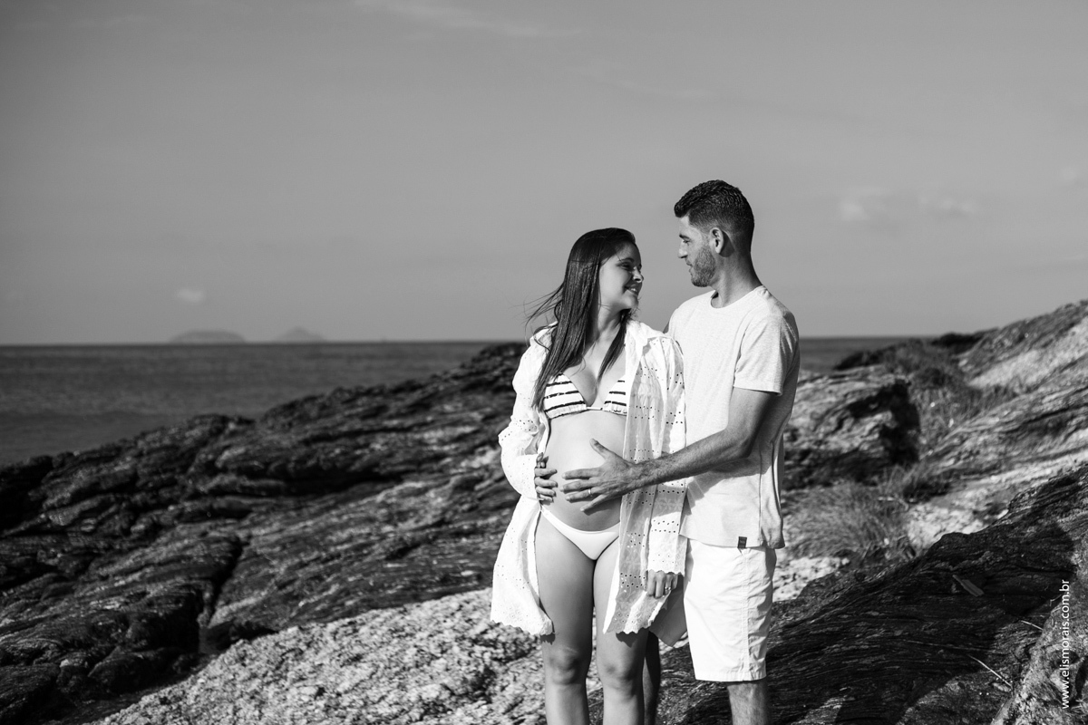 ensaio fotográfico de gestante na praia de tucuns em búzios RJ