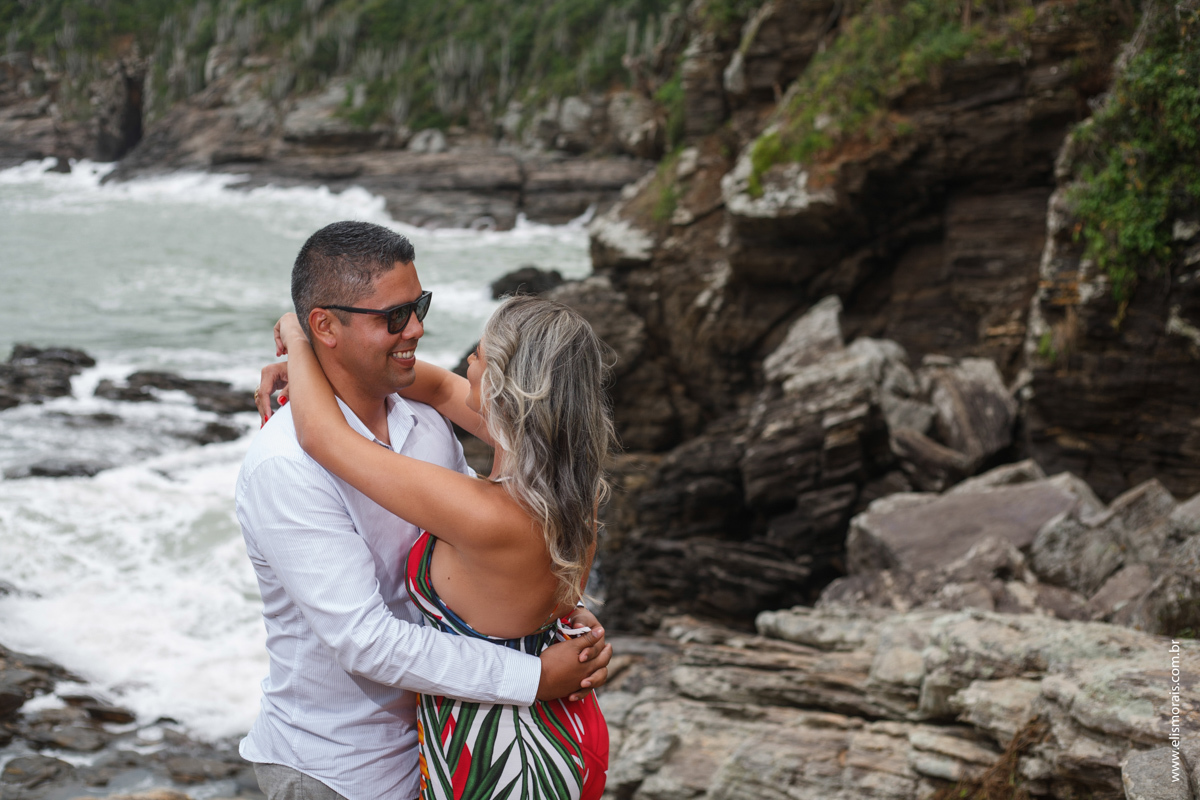 Ensaio fotográfico de casal na praia da ferradura em búzios RJ
