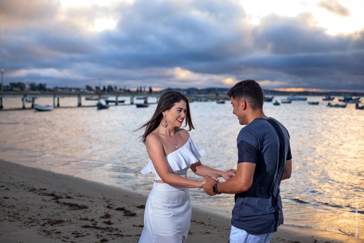 Ensaio fotográfico de casal no Porto da Barra em Manguinhos Búzios RJ
